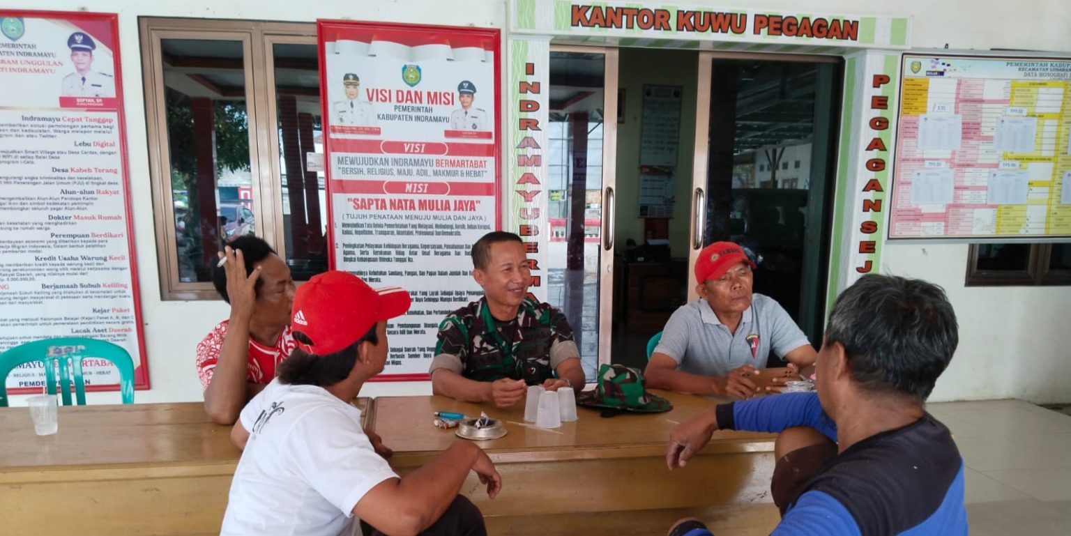 Babinsa Koramil 1611 Losarang Indramayu Melaksanakan Komsos Bersama Perangkat Desa Pegagan