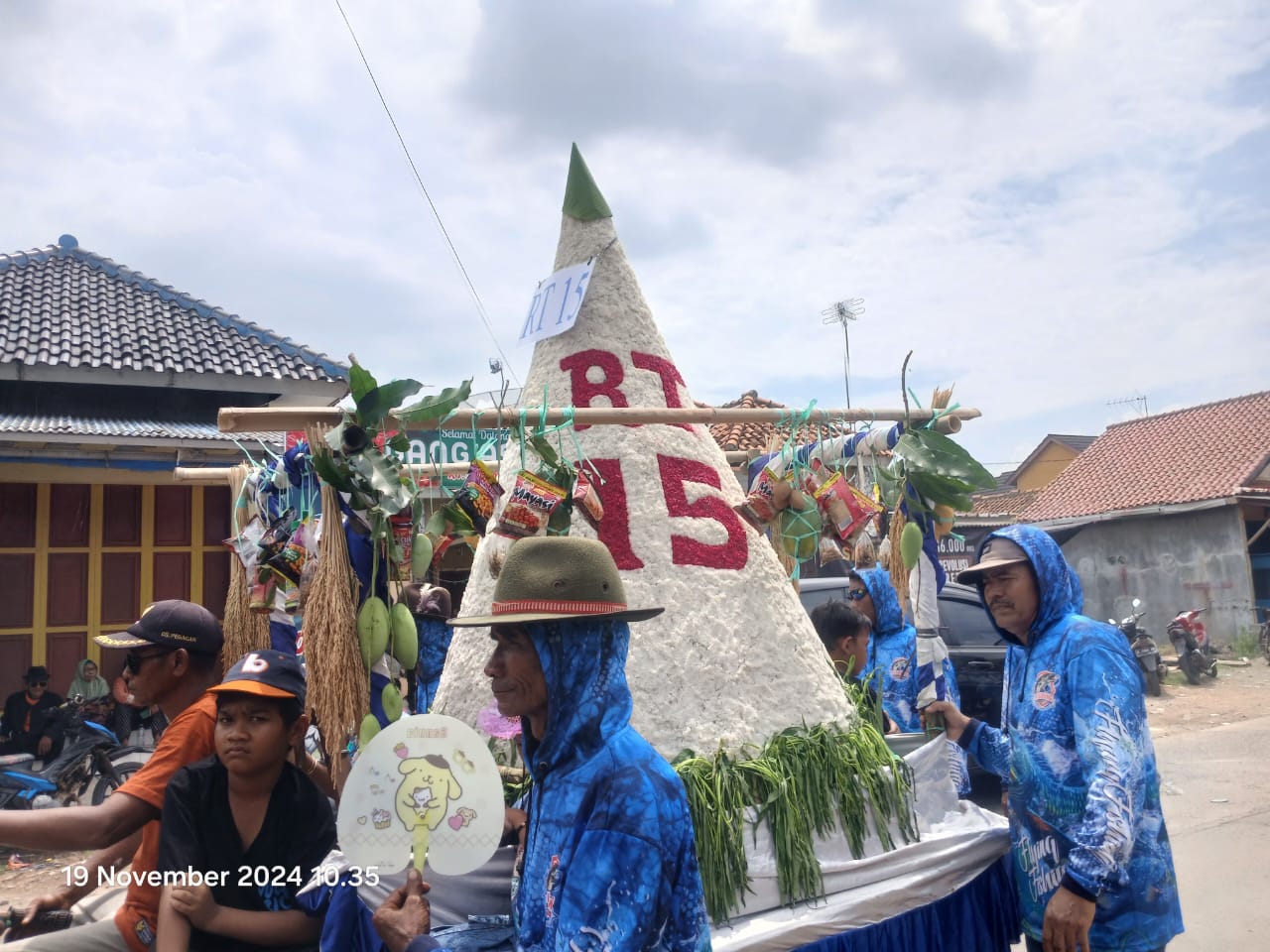 Sedekah Bumi Desa Pegagan Adakan Karnaval Hasil Bumi dan Hiburan Rakyat